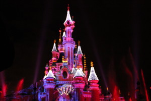 Olaf on the snowy Disneyland Paris castle